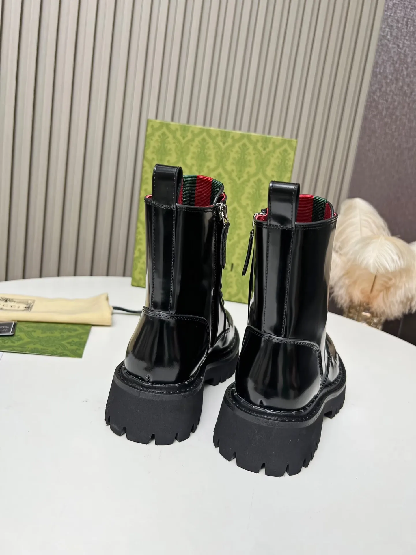 👟👟Ex-factory price 620👟👟 2025 latest version of Gucci GUCCI versatile strappy Martin boots, easy to put on and take off 'Branded webbing color matching Heel height: 5cm Fabric: cowhide/open edge beads Inner/foot pads: red cowhide 🐂 The outsole is made of foam outsole Color: black Code number: 34-40. 34 and 41 42 need to be customized Packaging: Comes with card and cloth bag.